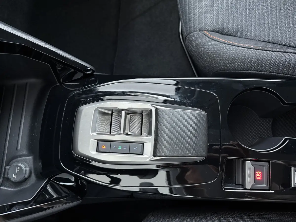 | €5000 Voorraad Voordeel | Business | 10" HD-touchscreen met PEUGEOT i-Connect® Advanced Navigatie | Elektrische parkeerrem | Extra getinte achterste zijruiten en achterruit