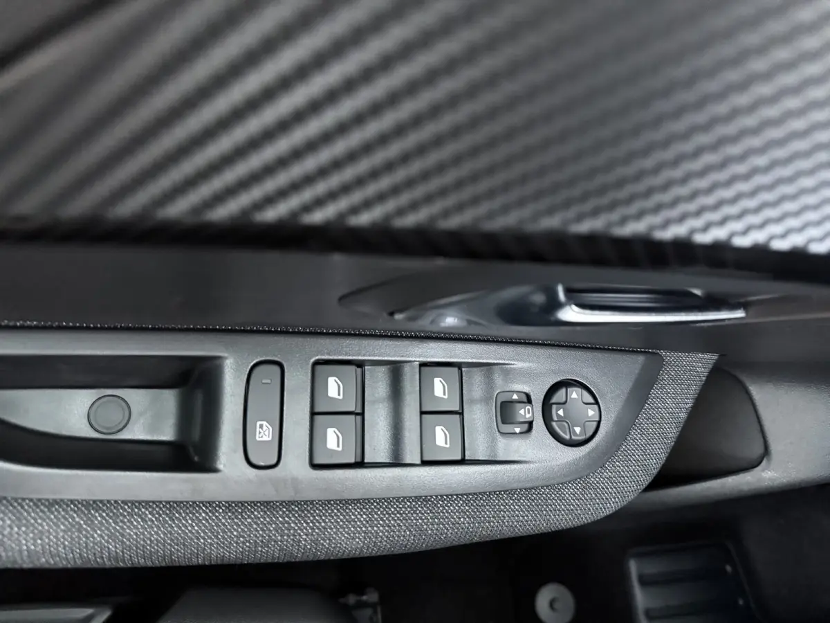 | €5000 Voorraad Voordeel | Business | 10" HD-touchscreen met PEUGEOT i-Connect® Advanced Navigatie | Elektrische parkeerrem | Extra getinte achterste zijruiten en achterruit