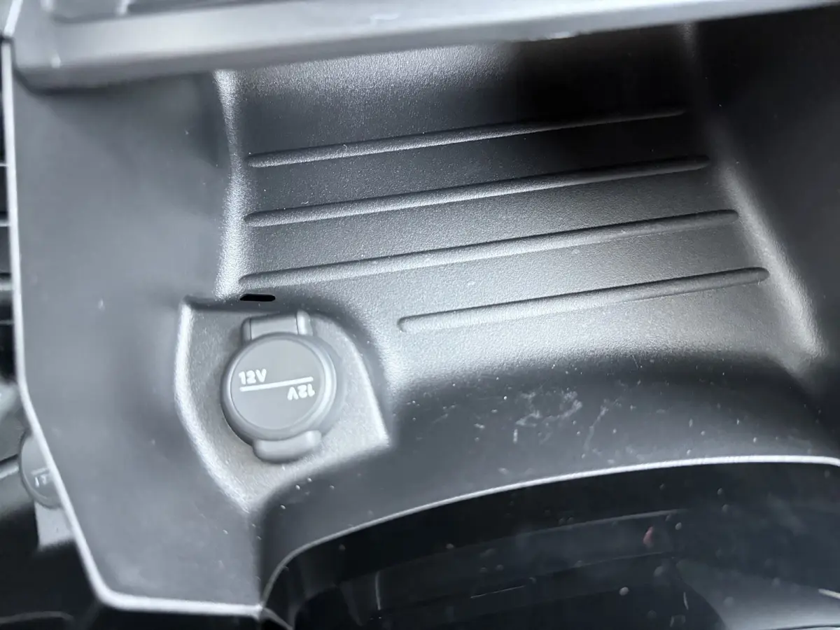 | €5000 Voorraad Voordeel | Business | 10" HD-touchscreen met PEUGEOT i-Connect® Advanced Navigatie | Elektrische parkeerrem | Extra getinte achterste zijruiten en achterruit