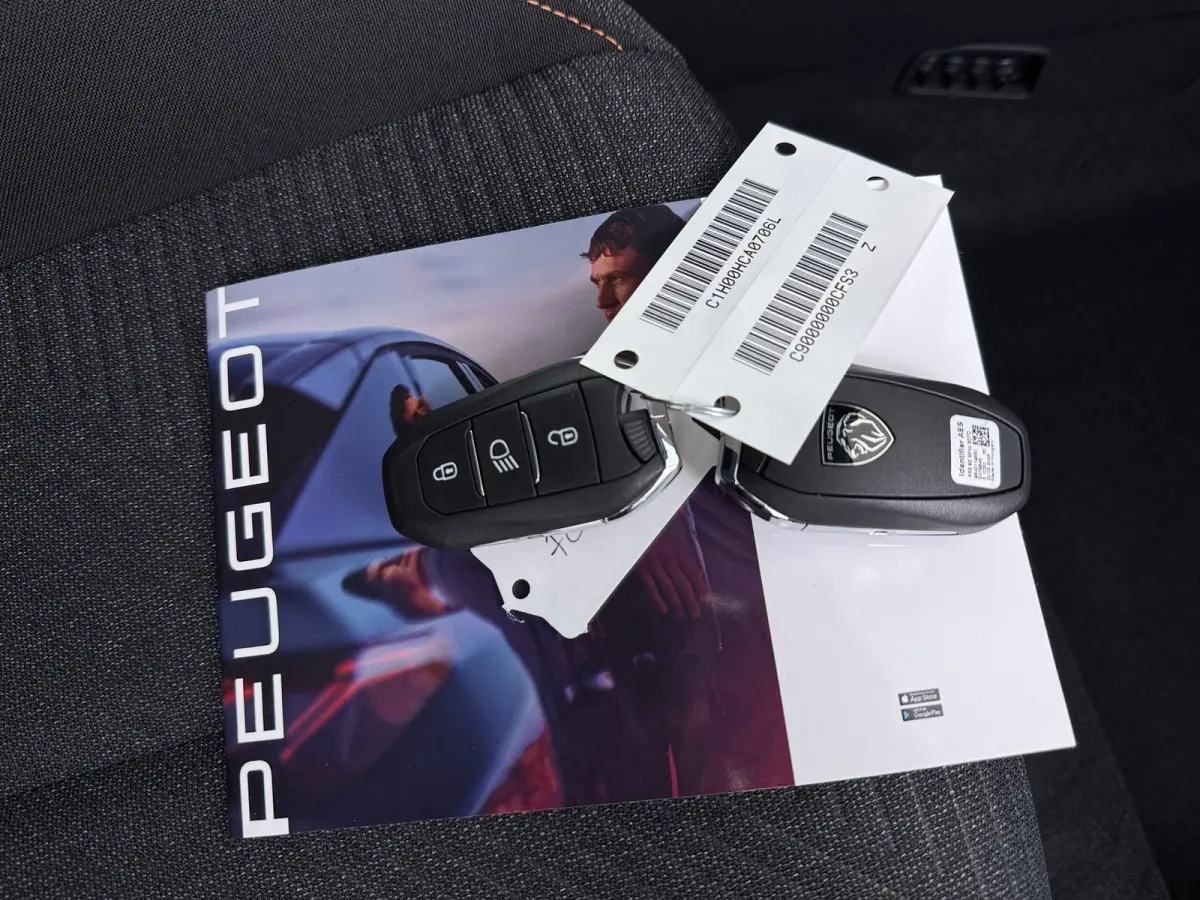 | €5000 Voorraad Voordeel | Business | 10" HD-touchscreen met PEUGEOT i-Connect® Advanced Navigatie | Elektrische parkeerrem | Extra getinte achterste zijruiten en achterruit