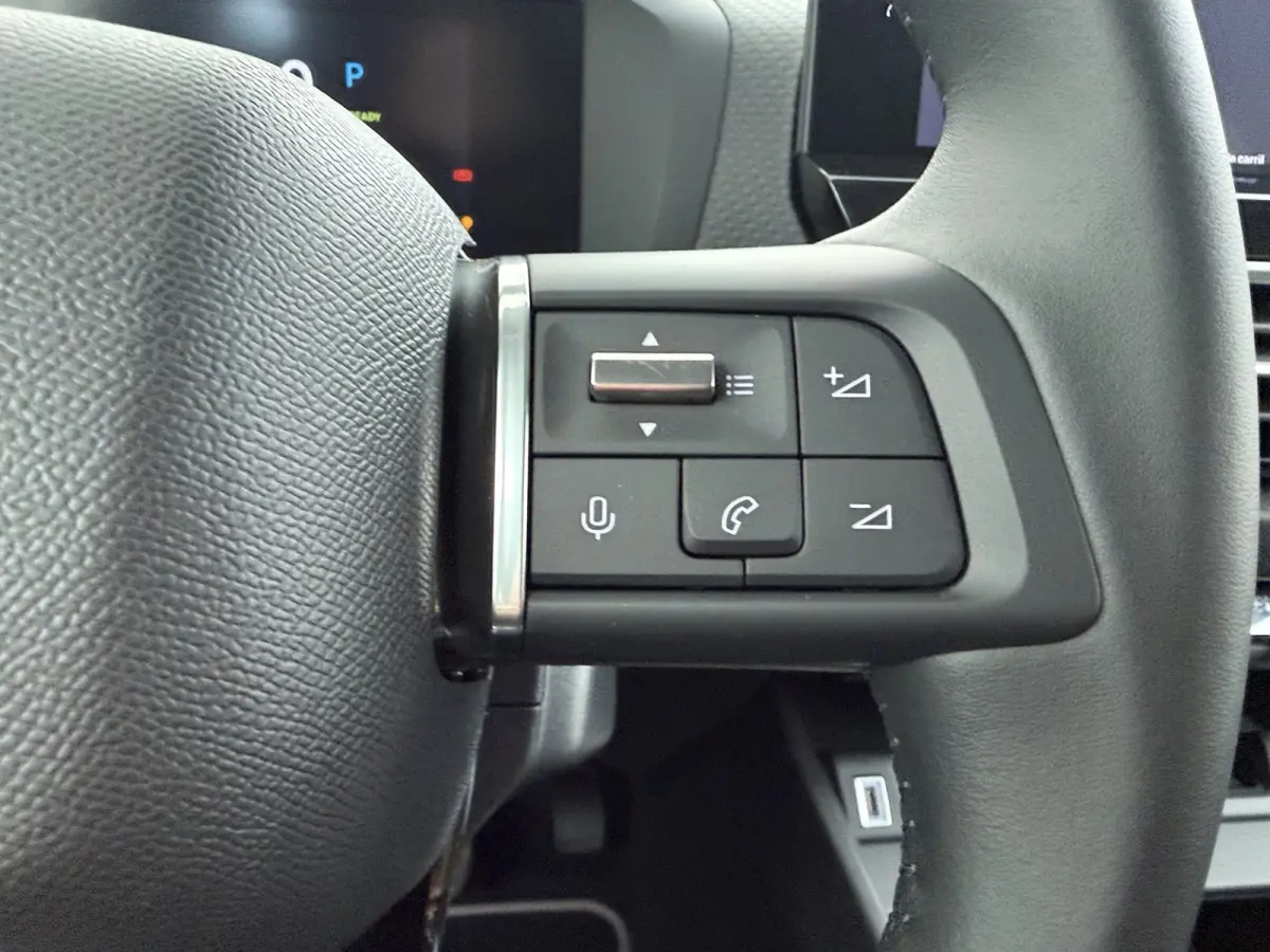 Collection - Elektrisch, (2025-60) | Achteruitrijcamera met Top Rear Vision (180° weergave van ruimte achter de auto) | Automatische airconditioning met actief carbonfilter | Boordlader 11k