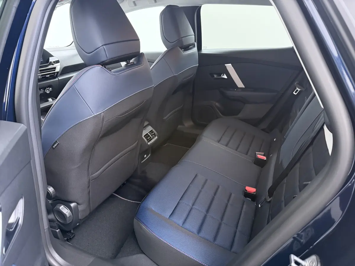 Collection - Elektrisch, (2025-60) | Achteruitrijcamera met Top Rear Vision (180° weergave van ruimte achter de auto) | Automatische airconditioning met actief carbonfilter | Boordlader 11k