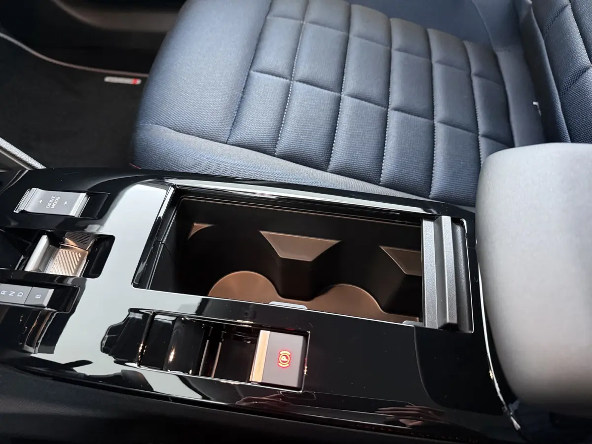 Collection - Elektrisch, (2025-60) | Achteruitrijcamera met Top Rear Vision (180° weergave van ruimte achter de auto) | Automatische airconditioning met actief carbonfilter | Boordlader 11k