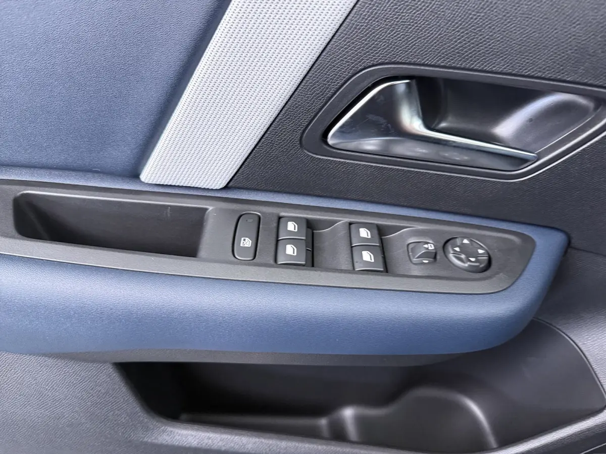 Collection - Elektrisch, (2025-60) | Achteruitrijcamera met Top Rear Vision (180° weergave van ruimte achter de auto) | Automatische airconditioning met actief carbonfilter | Boordlader 11k