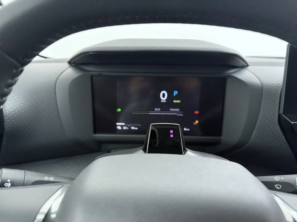 Collection - Elektrisch, (2025-60) | Achteruitrijcamera met Top Rear Vision (180° weergave van ruimte achter de auto) | Automatische airconditioning met actief carbonfilter | Boordlader 11k