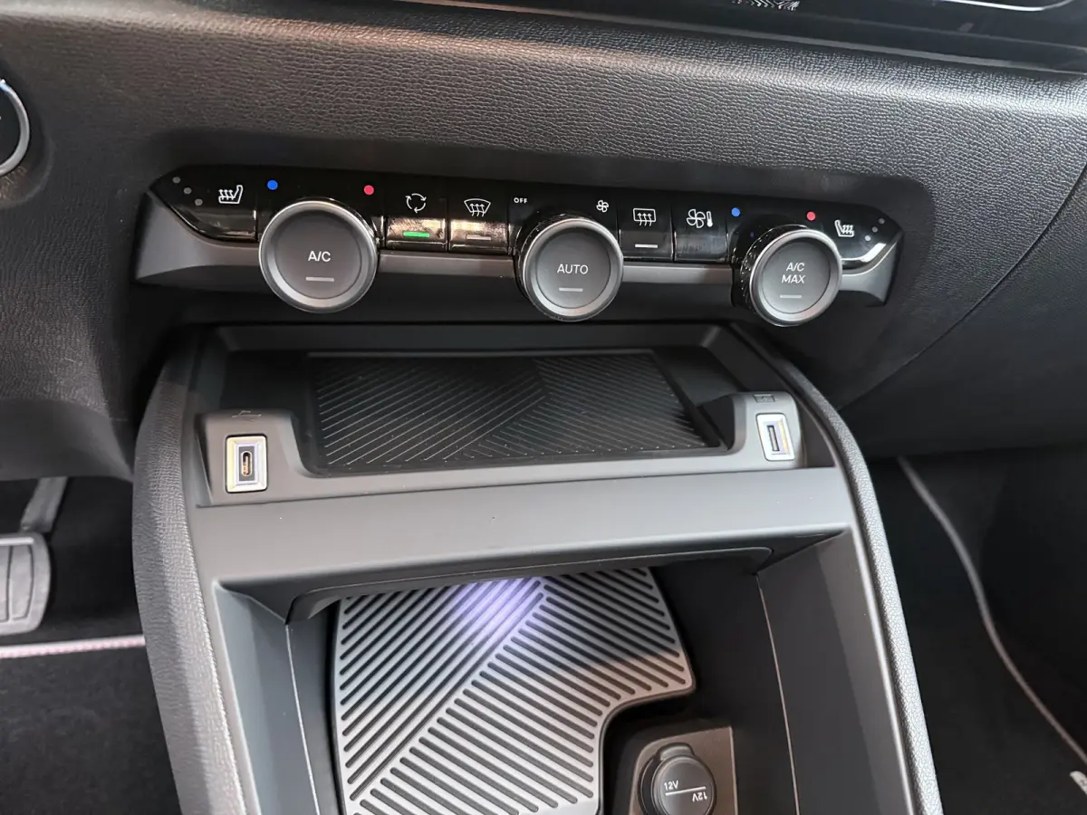 Collection - Elektrisch, (2025-60) | Achteruitrijcamera met Top Rear Vision (180° weergave van ruimte achter de auto) | Automatische airconditioning met actief carbonfilter | Boordlader 11k