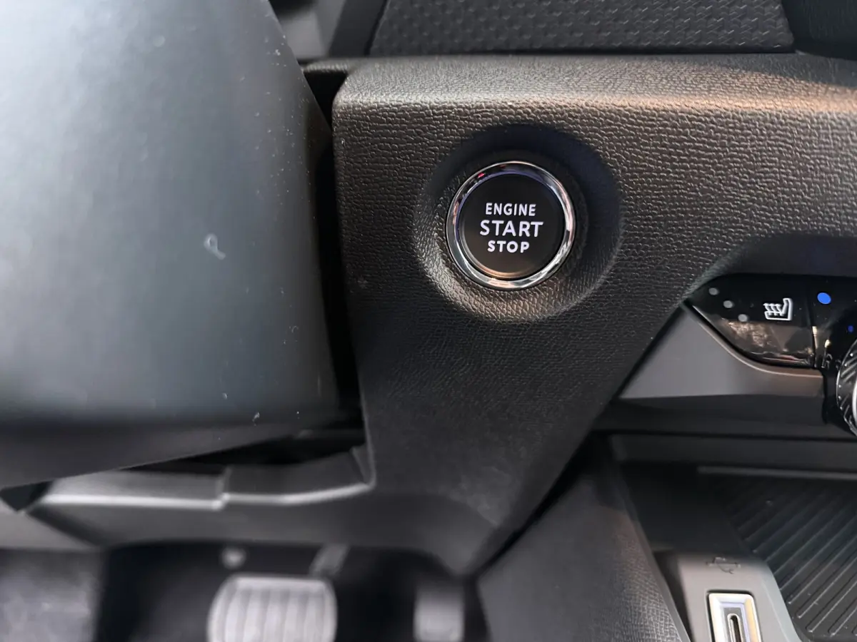 Collection - Elektrisch, (2025-60) | Achteruitrijcamera met Top Rear Vision (180° weergave van ruimte achter de auto) | Automatische airconditioning met actief carbonfilter | Boordlader 11k