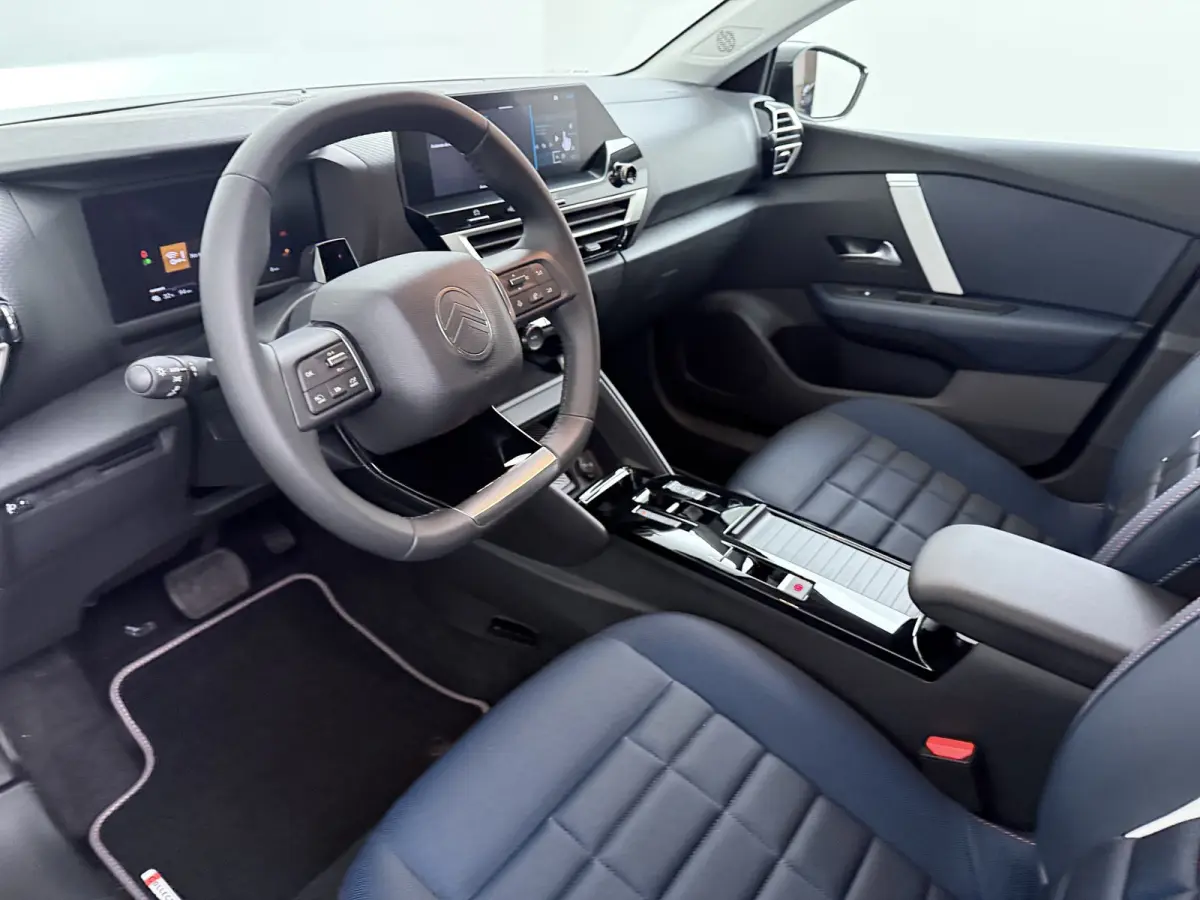 Collection - Elektrisch, (2025-60) | Achteruitrijcamera met Top Rear Vision (180° weergave van ruimte achter de auto) | Automatische airconditioning met actief carbonfilter | Boordlader 11k