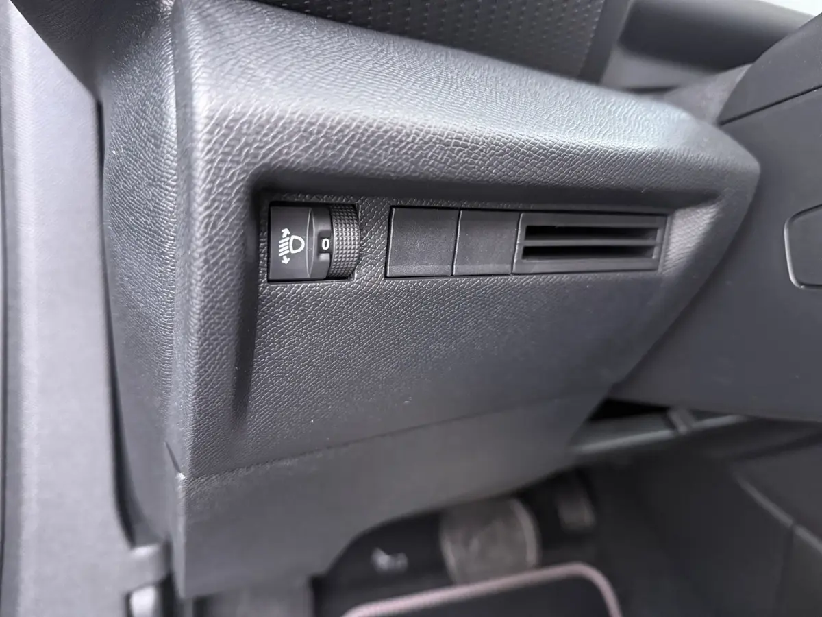 Collection - Elektrisch, (2025-60) | Achteruitrijcamera met Top Rear Vision (180° weergave van ruimte achter de auto) | Automatische airconditioning met actief carbonfilter | Boordlader 11k