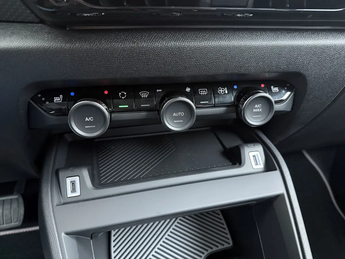 Collection - Elektrisch, (2025-60) | Achteruitrijcamera met Top Rear Vision (180° weergave van ruimte achter de auto) | Automatische airconditioning met actief carbonfilter | Boordlader 11k