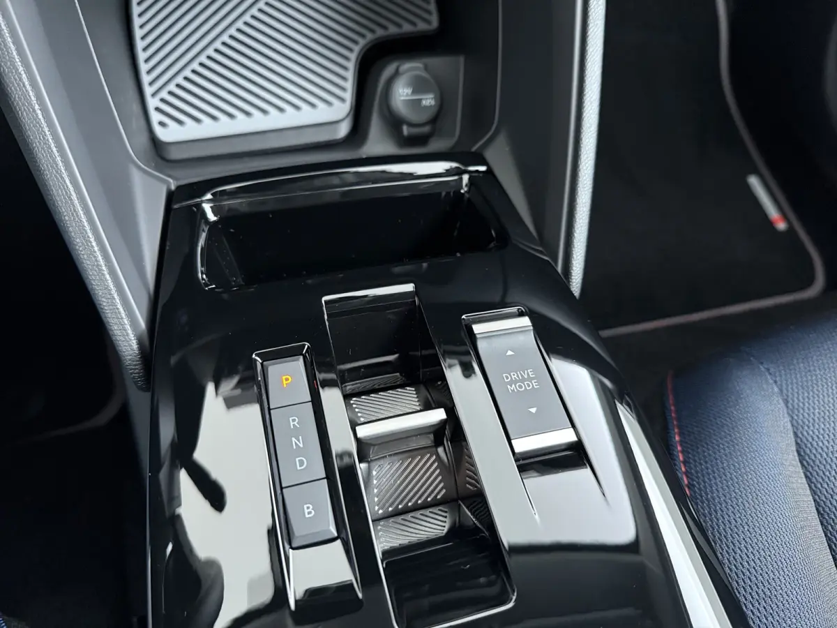 Collection - Elektrisch, (2025-60) | Achteruitrijcamera met Top Rear Vision (180° weergave van ruimte achter de auto) | Automatische airconditioning met actief carbonfilter | Boordlader 11k