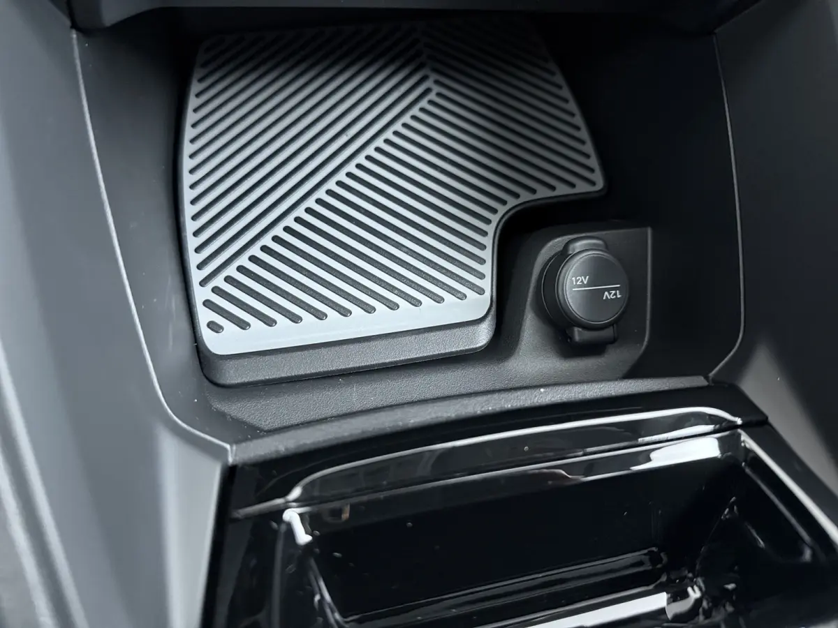 Collection - Elektrisch, (2025-60) | Achteruitrijcamera met Top Rear Vision (180° weergave van ruimte achter de auto) | Automatische airconditioning met actief carbonfilter | Boordlader 11k