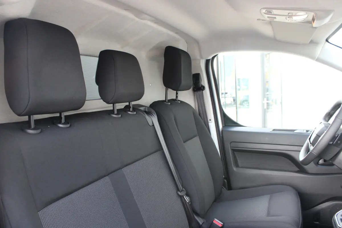 Standaard - Elektrisch | 16" stalen velgen | Elektrisch bedienbare en verwarmbare buitenspiegels | Elektrische parkeerrem