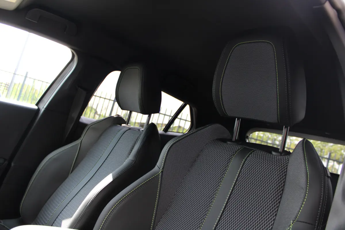 GT | Active Safety Brake met camera en radar (automatisch noodremsysteem) met Distance Alert (waarschuwing dreigende aanrijding) | Advanced Active Safety Brake met camera en radar | Climate 