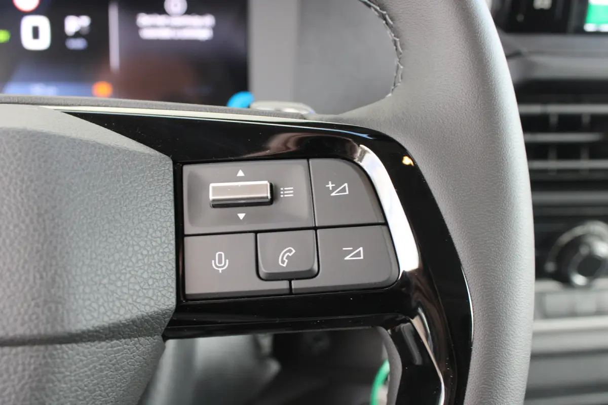 Standaard - Elektrisch | 16" stalen velgen | Elektrisch bedienbare en verwarmbare buitenspiegels | Elektrische parkeerrem
