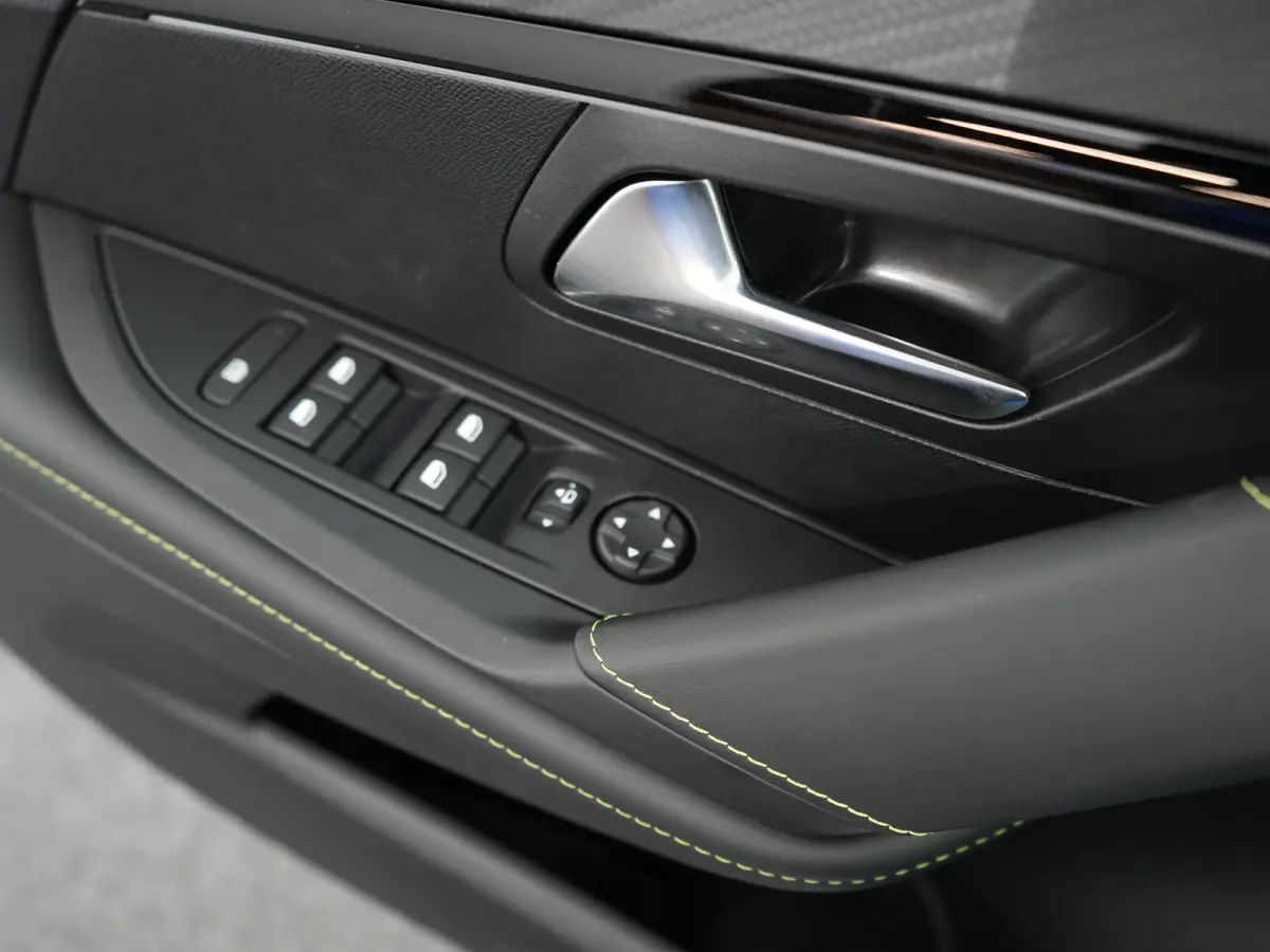 GT | 8 jaar fabrieksgarantie of 160.000 kilometer op het accupakket | Adaptieve cruise control met Stop&Go functie | Armsteunen op de voorportieren bekleed met kunstleder met groen sierstiks