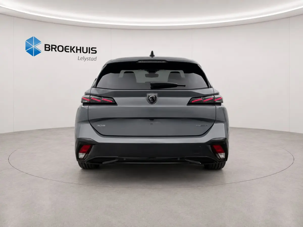 Allure | Elektrische parkeerrem | Extra getinte achterste zijruiten en achterruit | ISOFIX-bevestigingspunten voor drie kinderzitjes. Op de passagiersstoel en de buitenste zitplaatsen van de