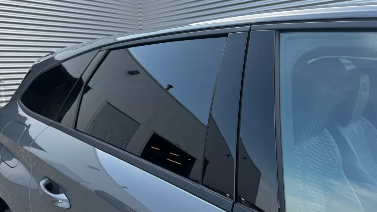 Allure | Elektrische parkeerrem | Extra getinte achterste zijruiten en achterruit | ISOFIX-bevestigingspunten voor drie kinderzitjes. Op de passagiersstoel en de buitenste zitplaatsen van de