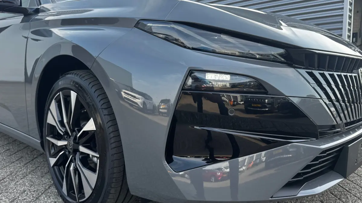 Allure | Elektrische parkeerrem | Extra getinte achterste zijruiten en achterruit | ISOFIX-bevestigingspunten voor drie kinderzitjes. Op de passagiersstoel en de buitenste zitplaatsen van de