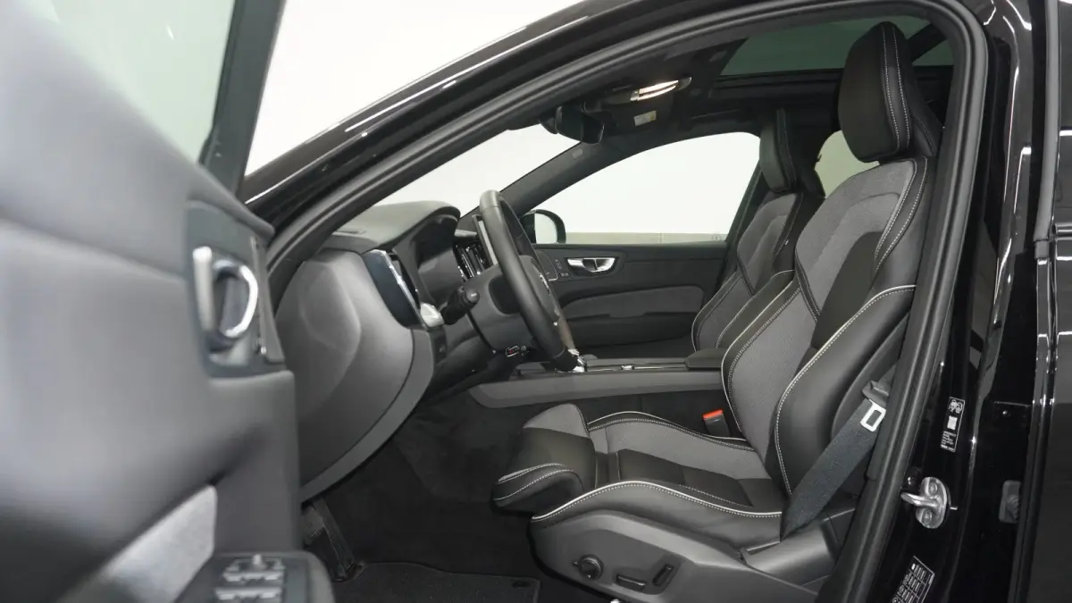 2.0 T8 Plug-in hybrid AWD BLACK EDITION (335kW/455PK) ** PANO, TREKH, ACC, HuD, 21-inch LMV ** 29k onder NP - UNFALLFREI ** ** INFORMEER OOK NAAR ONZE AANTREKKELIJKE FINANCIAL-LEASE TARIEVEN