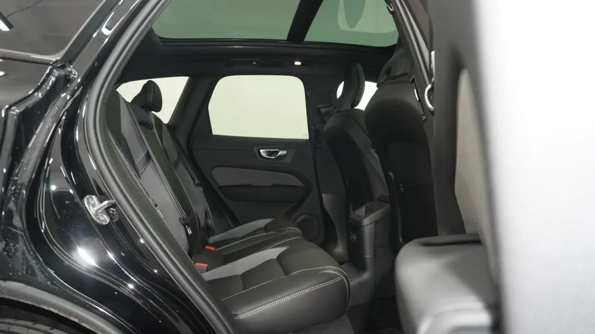 2.0 T8 Plug-in hybrid AWD BLACK EDITION (335kW/455PK) ** PANO, TREKH, ACC, HuD, 21-inch LMV ** 29k onder NP - UNFALLFREI ** ** INFORMEER OOK NAAR ONZE AANTREKKELIJKE FINANCIAL-LEASE TARIEVEN