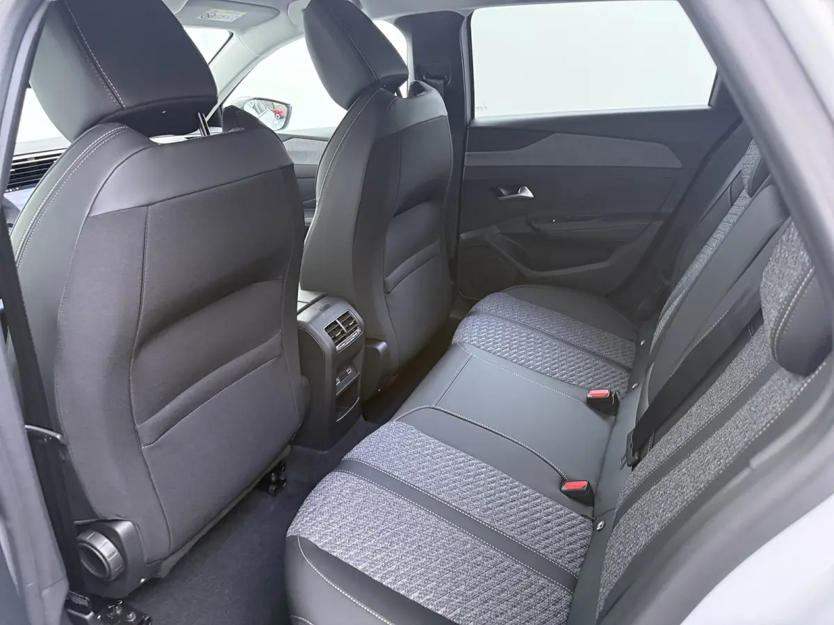 Allure | Elektrische parkeerrem | Extra getinte achterste zijruiten en achterruit | ISOFIX-bevestigingspunten voor drie kinderzitjes. Op de passagiersstoel en de buitenste zitplaatsen van de