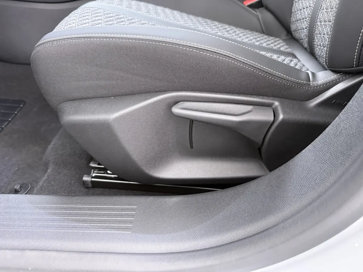 Allure | Elektrische parkeerrem | Extra getinte achterste zijruiten en achterruit | ISOFIX-bevestigingspunten voor drie kinderzitjes. Op de passagiersstoel en de buitenste zitplaatsen van de