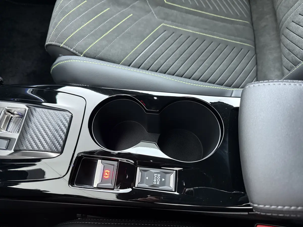GT | Active Safety Brake met camera en radar (automatisch noodremsysteem) met Distance Alert (waarschuwing dreigende aanrijding) | Advanced Active Safety Brake met camera en radar | Climate 