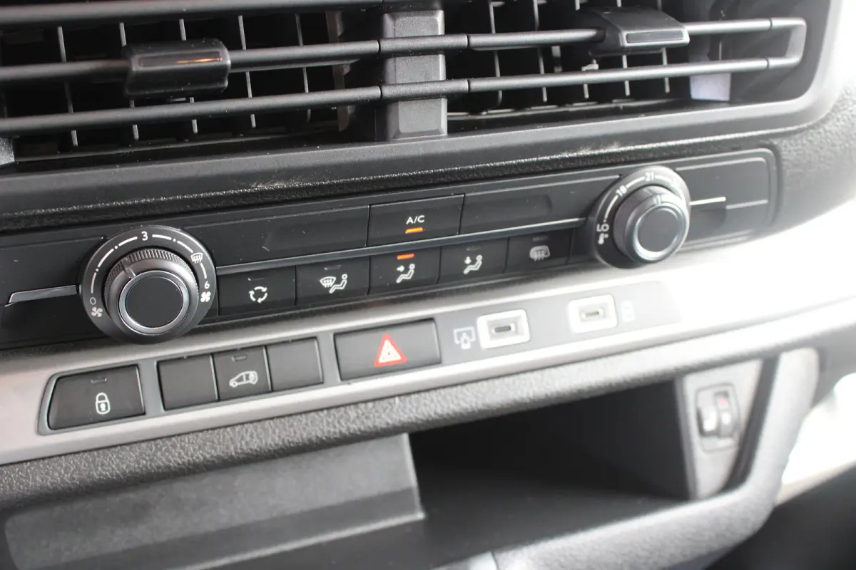 Standaard - Elektrisch | 16" stalen velgen | Elektrisch bedienbare en verwarmbare buitenspiegels | Elektrische parkeerrem