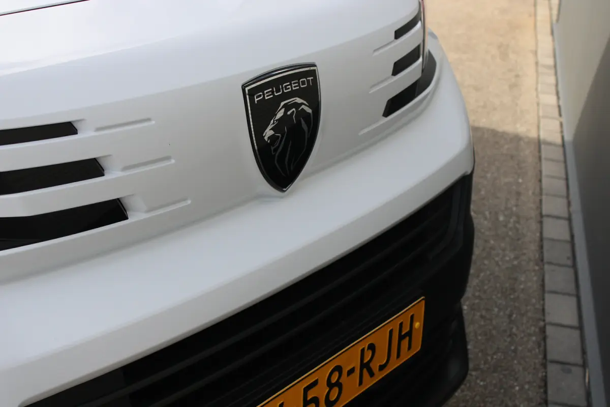 Standaard - Elektrisch | 16" stalen velgen | Elektrisch bedienbare en verwarmbare buitenspiegels | Elektrische parkeerrem