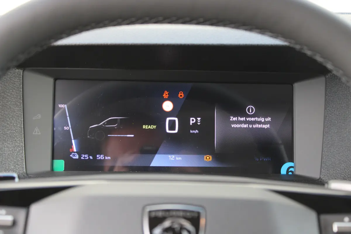 Standaard - Elektrisch | 16" stalen velgen | Elektrisch bedienbare en verwarmbare buitenspiegels | Elektrische parkeerrem