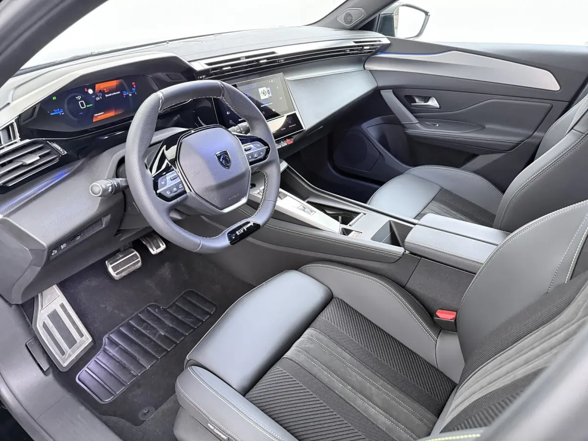 GT | Bekleding Alcantara/kunstleder | Driver Sport Pack | Elektrische parkeerrem