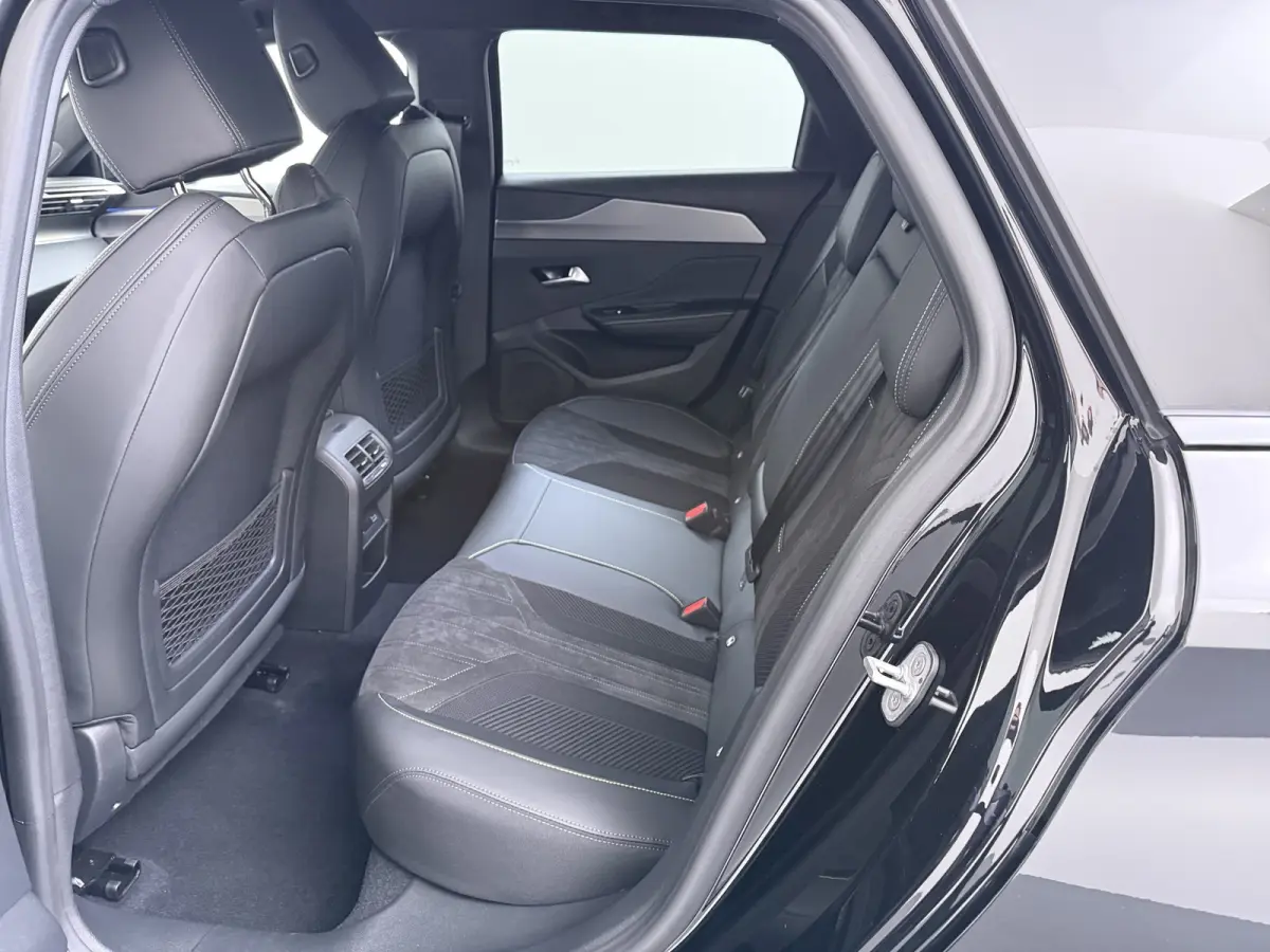 GT | Bekleding Alcantara/kunstleder | Driver Sport Pack | Elektrische parkeerrem