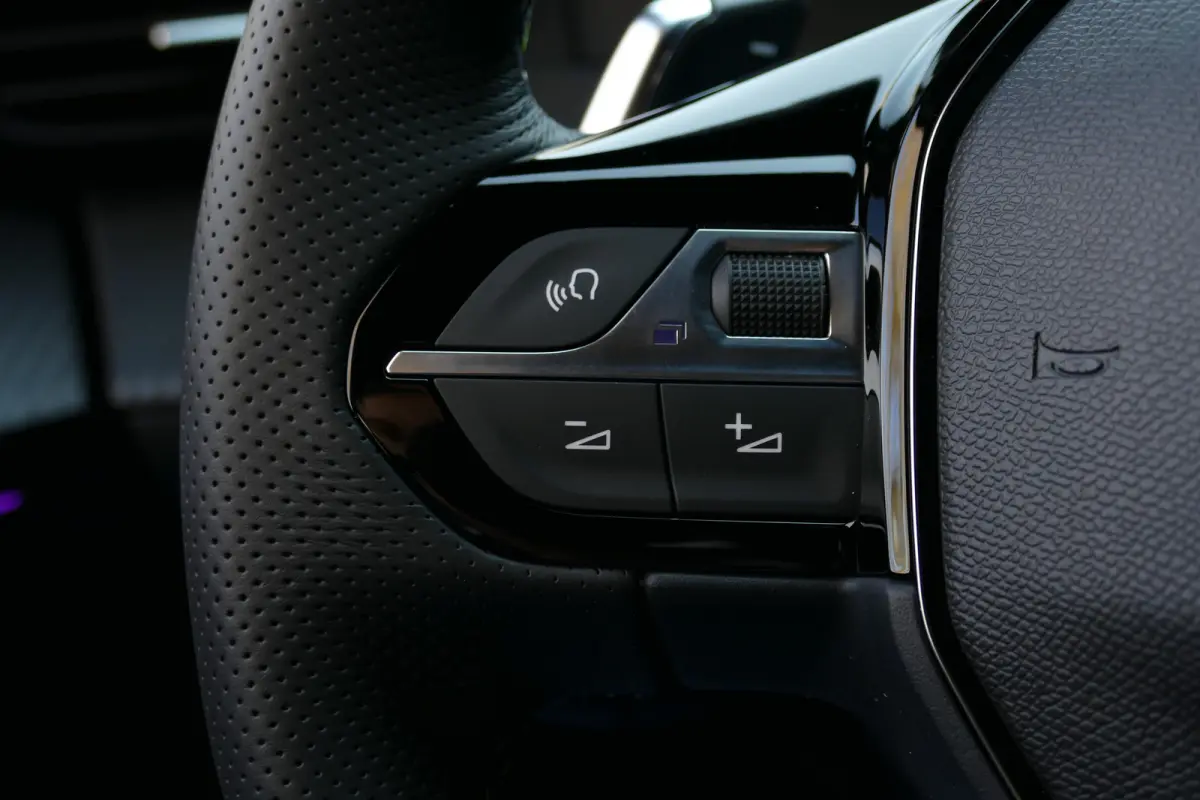 GT | Adaptieve cruise control met Stop&Go functie | Armsteunen op de voorportieren bekleed met kunstleder met groen sierstiksel (GT-Line) | Climate Control
