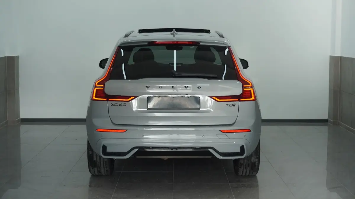 2.0 T8 Plug-in hybrid AWD BLACK EDITION (335kW/455PK) ** PANO, TREKH, ACC, HuD, 21-inch LMV ** 29k onder NP - UNFALLFREI ** ** INFORMEER OOK NAAR ONZE AANTREKKELIJKE FINANCIAL-LEASE TARIEVEN