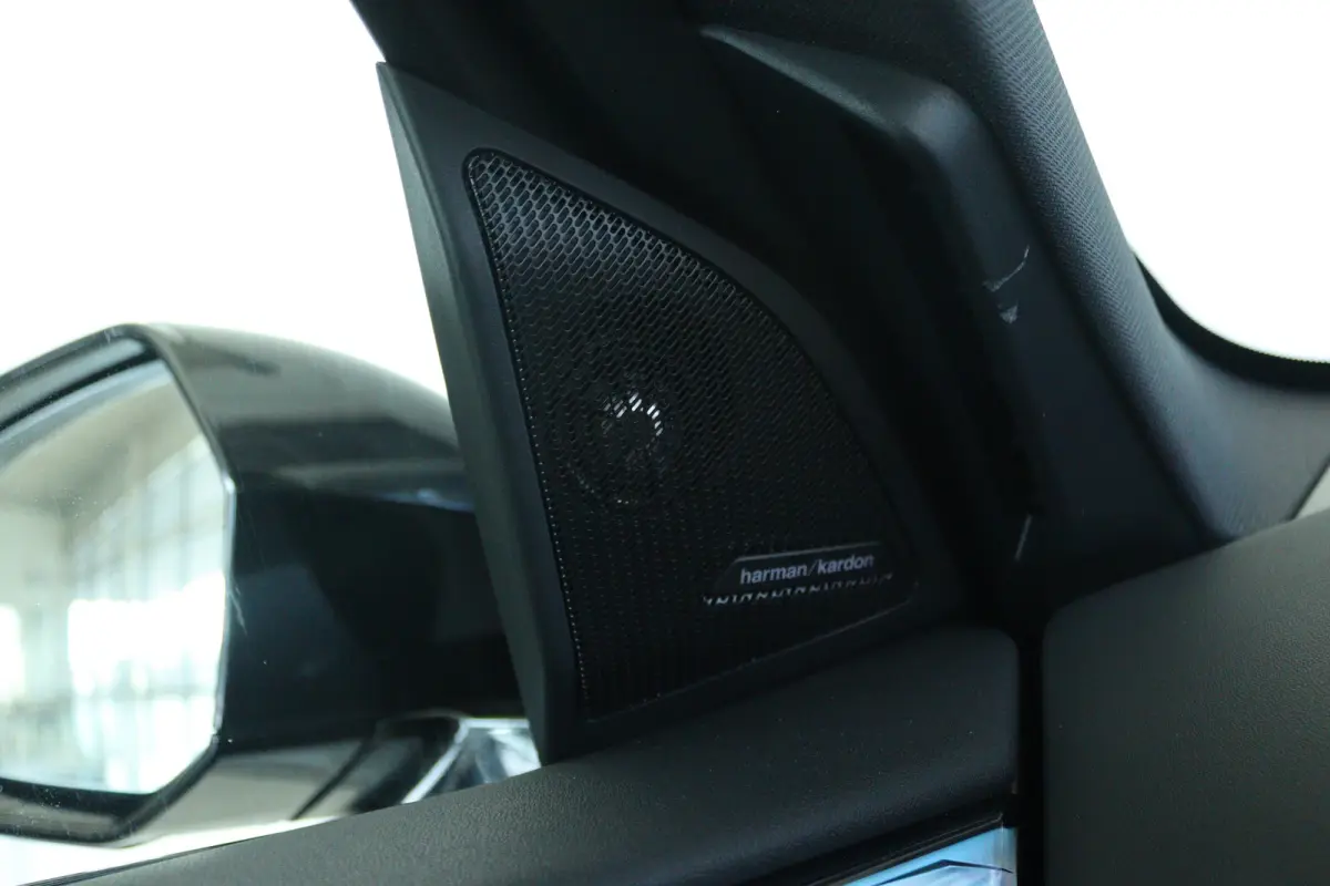 30e xDrive M-Sport | Harman & Kardon | Head-up | 360 Camera | Panoramadak | Stoelverwarming | Iconic Glow | Memory | Adaptief Led |