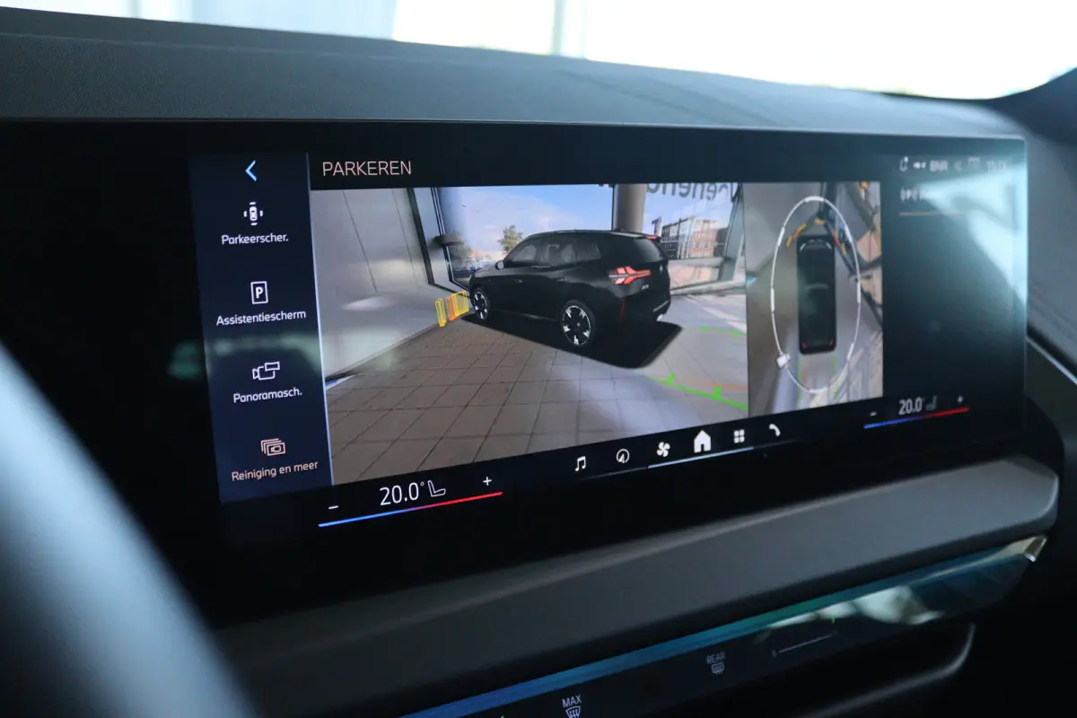 30e xDrive M-Sport | Harman & Kardon | Head-up | 360 Camera | Panoramadak | Stoelverwarming | Iconic Glow | Memory | Adaptief Led |