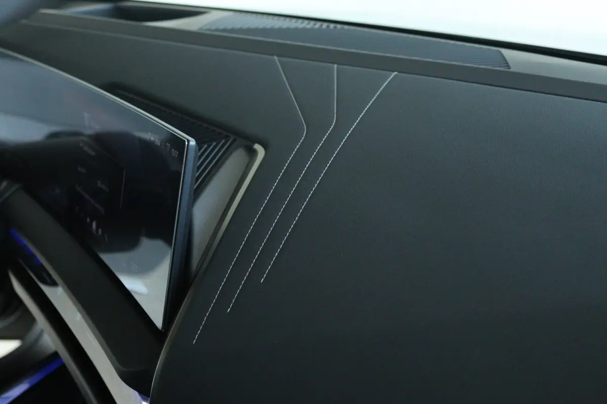 30e xDrive M-Sport | Harman & Kardon | Head-up | 360 Camera | Panoramadak | Stoelverwarming | Iconic Glow | Memory | Adaptief Led |