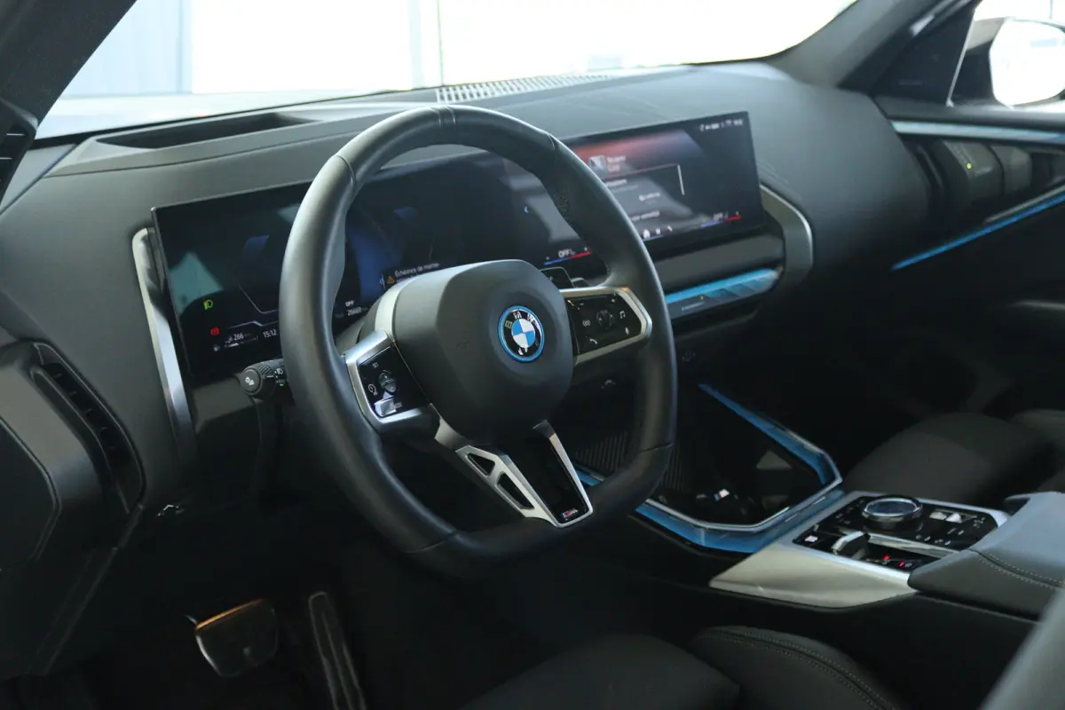 30e xDrive M-Sport | Harman & Kardon | Head-up | 360 Camera | Panoramadak | Stoelverwarming | Iconic Glow | Memory | Adaptief Led |