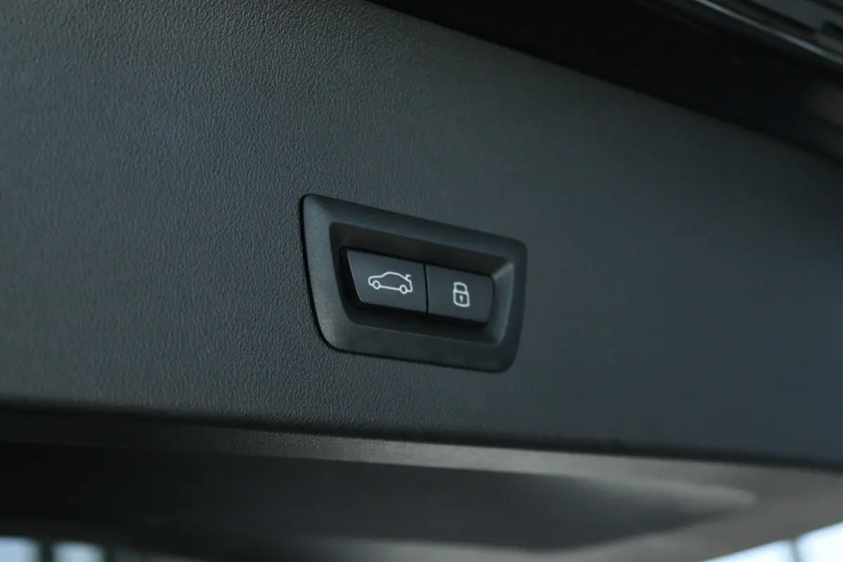 30e xDrive M-Sport | Harman & Kardon | Head-up | 360 Camera | Panoramadak | Stoelverwarming | Iconic Glow | Memory | Adaptief Led |