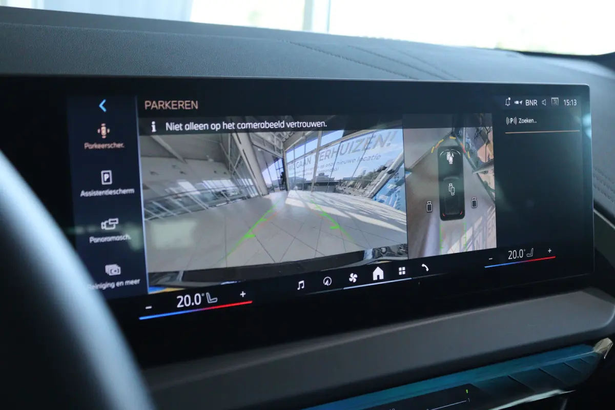 30e xDrive M-Sport | Harman & Kardon | Head-up | 360 Camera | Panoramadak | Stoelverwarming | Iconic Glow | Memory | Adaptief Led |