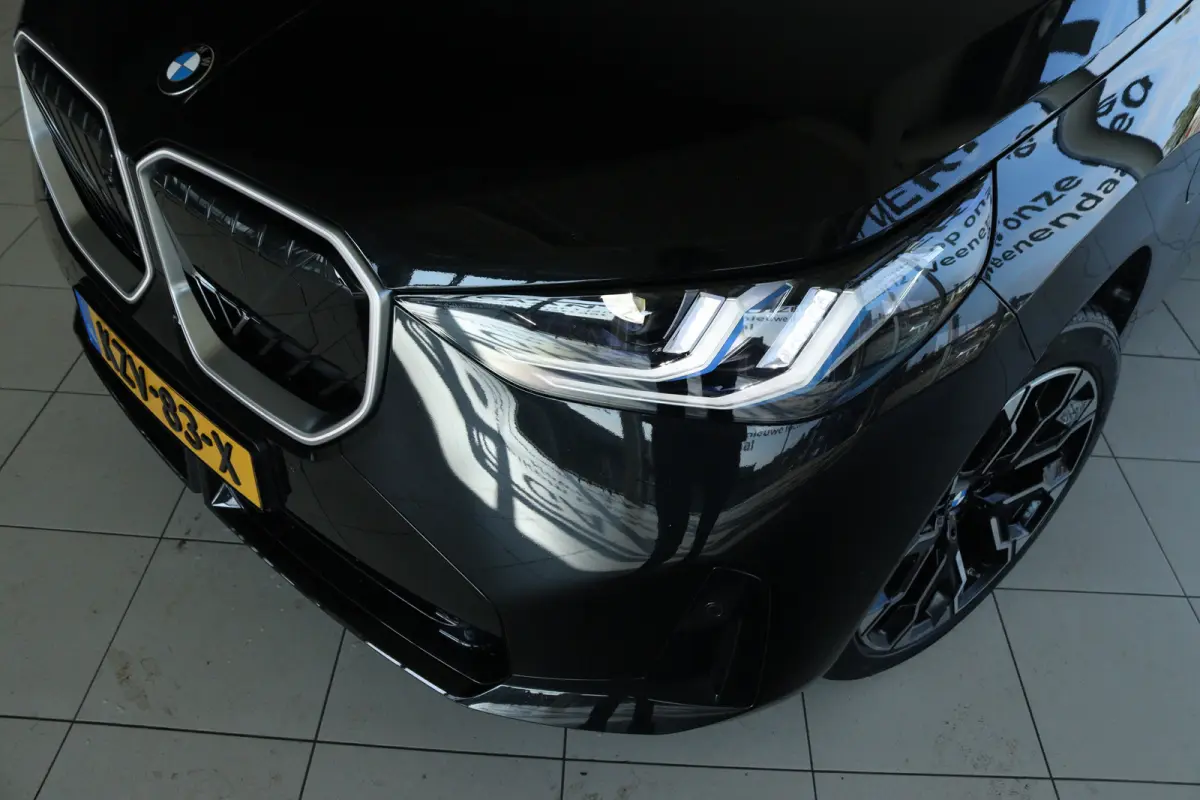 30e xDrive M-Sport | Harman & Kardon | Head-up | 360 Camera | Panoramadak | Stoelverwarming | Iconic Glow | Memory | Adaptief Led |