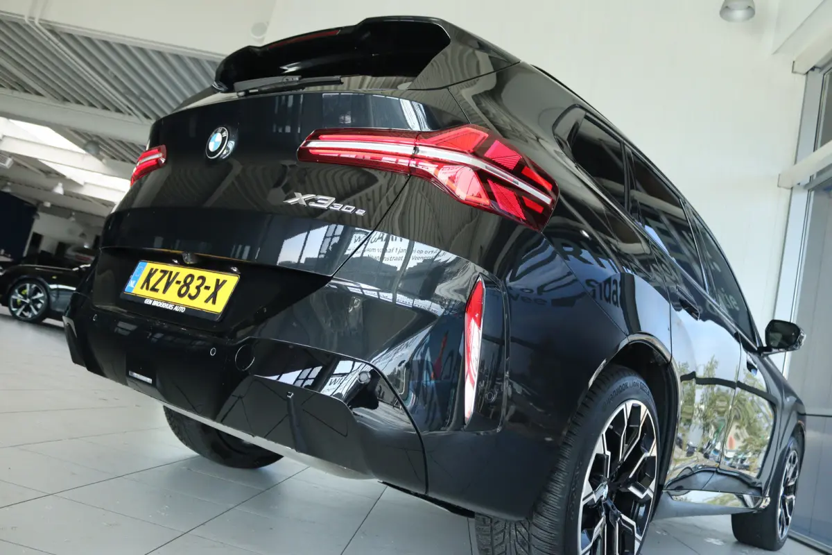 30e xDrive M-Sport | Harman & Kardon | Head-up | 360 Camera | Panoramadak | Stoelverwarming | Iconic Glow | Memory | Adaptief Led |