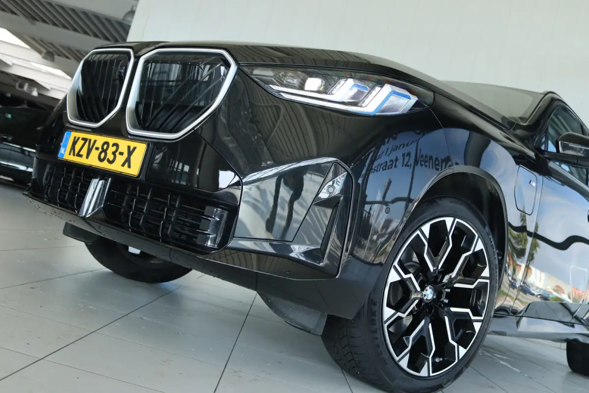 30e xDrive M-Sport | Harman & Kardon | Head-up | 360 Camera | Panoramadak | Stoelverwarming | Iconic Glow | Memory | Adaptief Led |