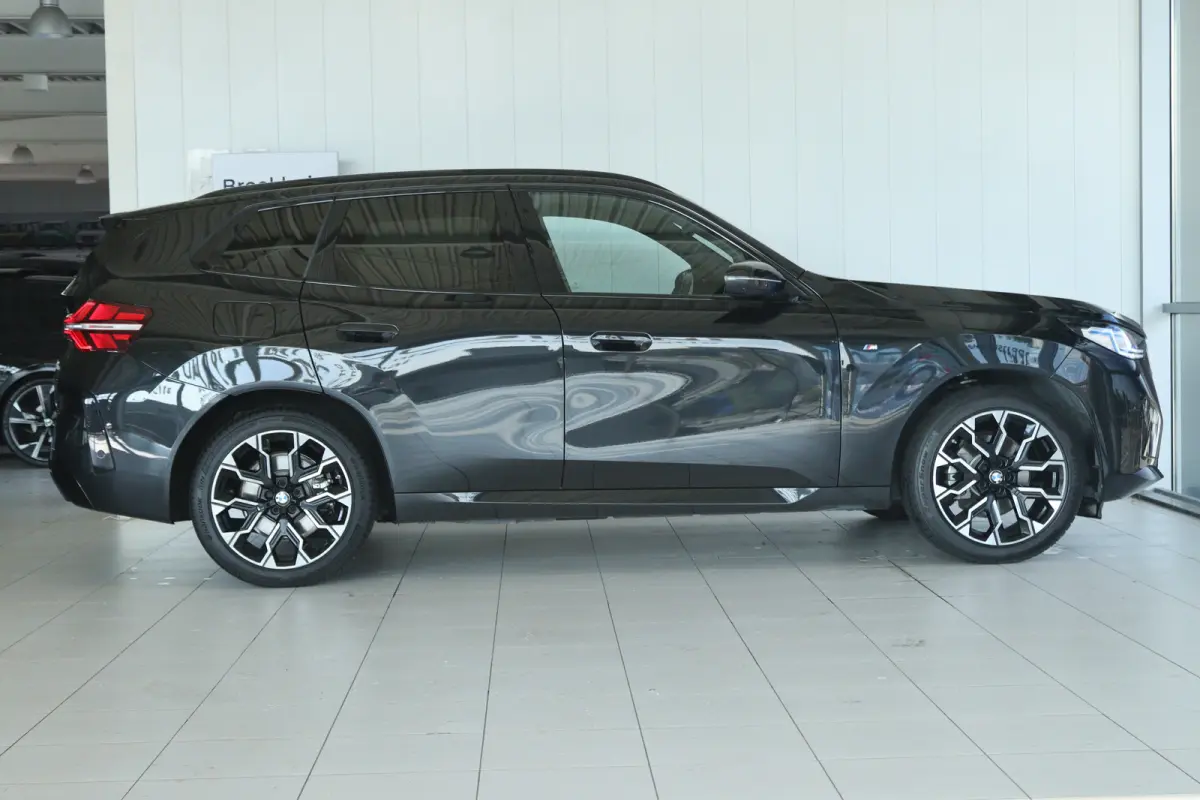 30e xDrive M-Sport | Harman & Kardon | Head-up | 360 Camera | Panoramadak | Stoelverwarming | Iconic Glow | Memory | Adaptief Led |