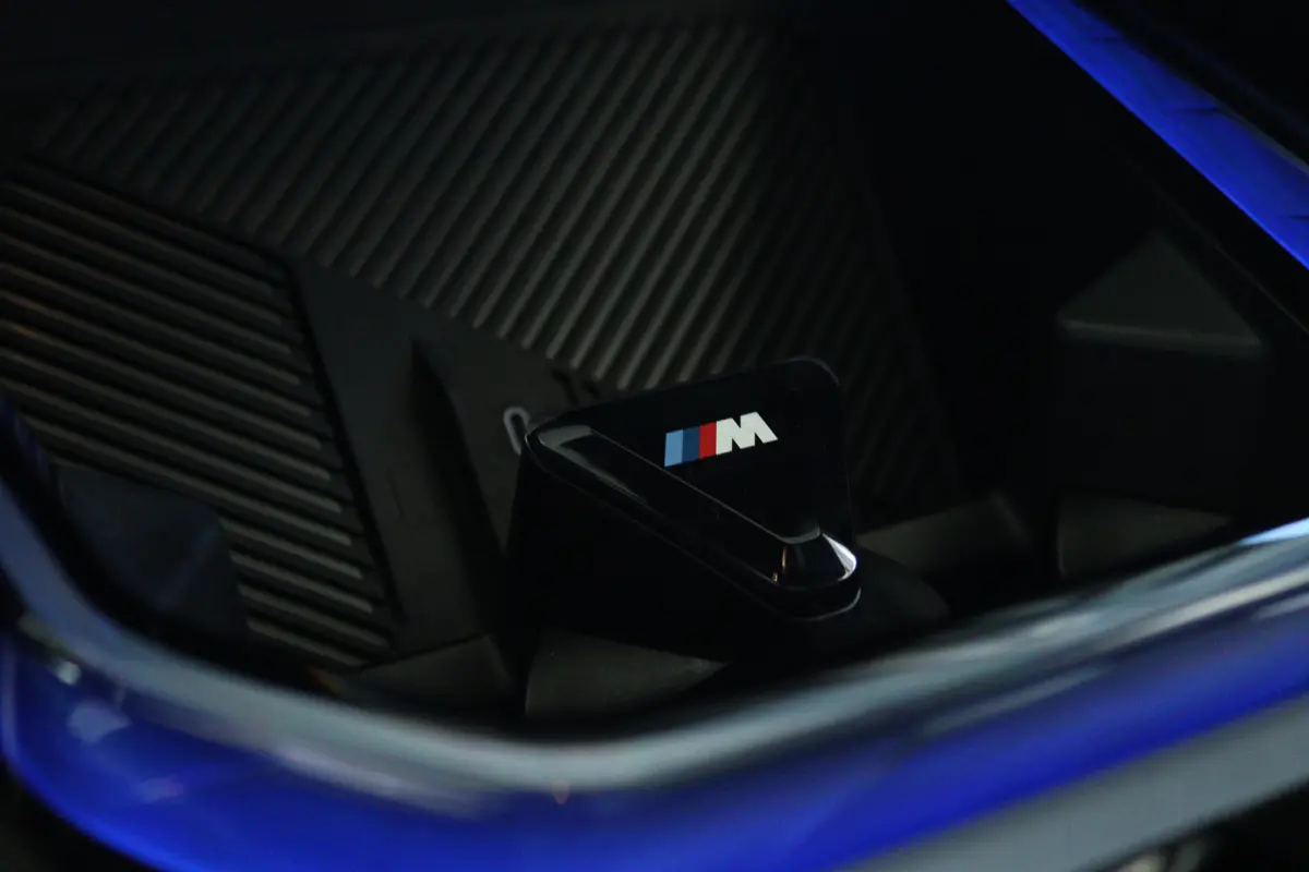 30e xDrive M-Sport | Harman & Kardon | Head-up | 360 Camera | Panoramadak | Stoelverwarming | Iconic Glow | Memory | Adaptief Led |