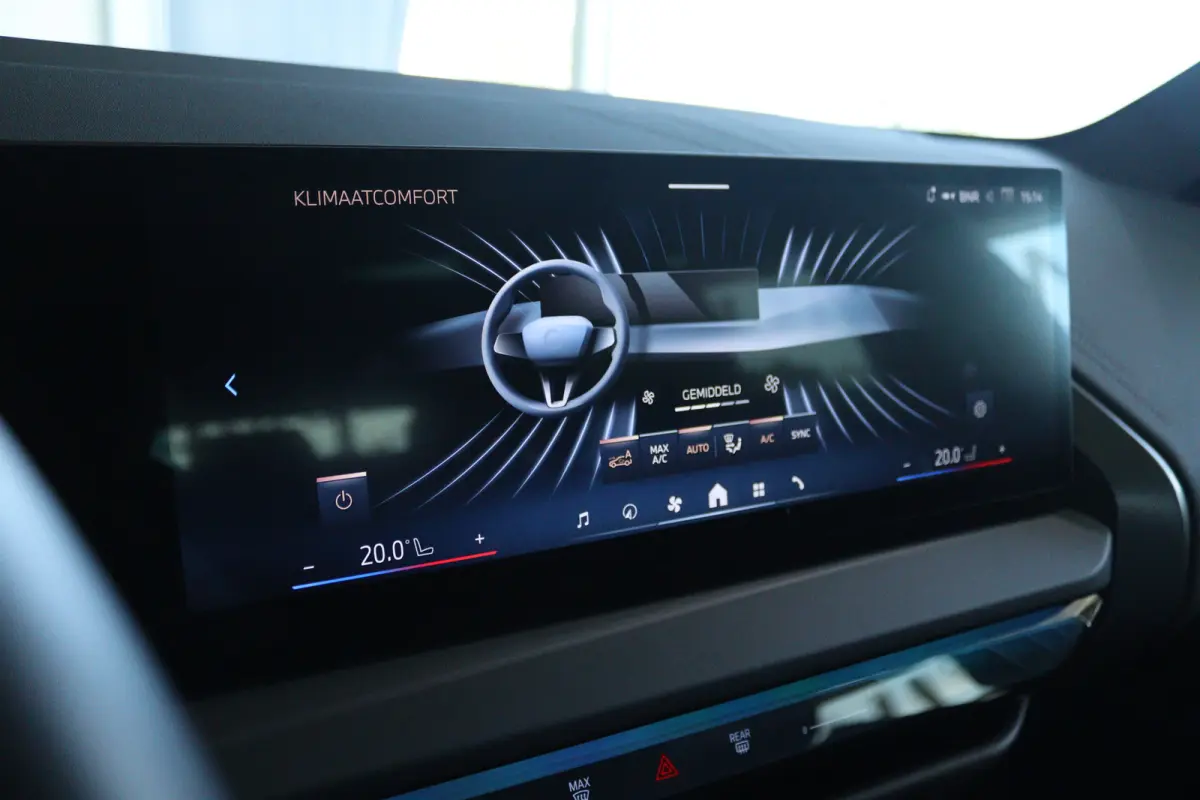 30e xDrive M-Sport | Harman & Kardon | Head-up | 360 Camera | Panoramadak | Stoelverwarming | Iconic Glow | Memory | Adaptief Led |