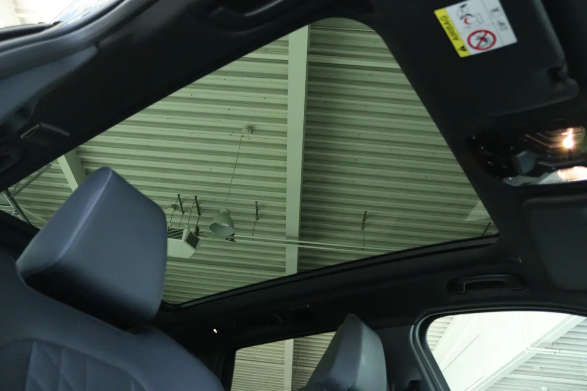30e xDrive M-Sport | Harman & Kardon | Head-up | 360 Camera | Panoramadak | Stoelverwarming | Iconic Glow | Memory | Adaptief Led |