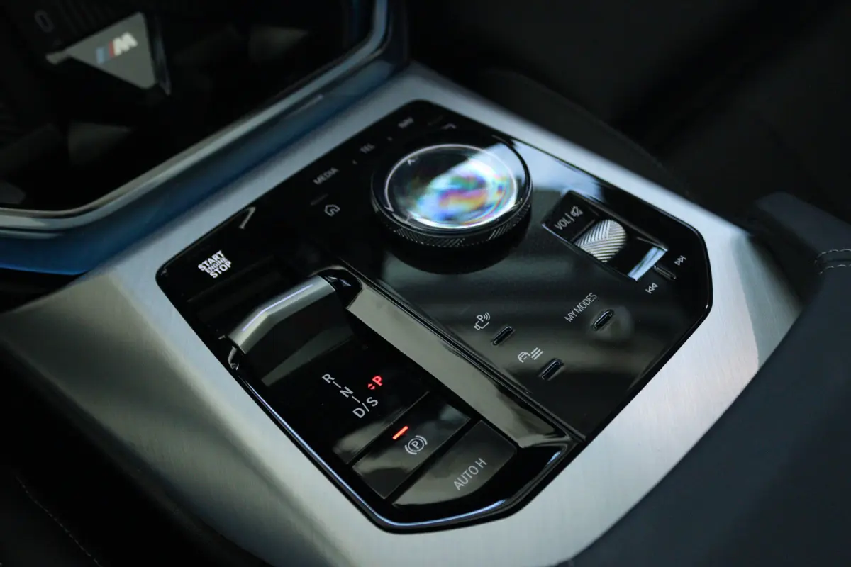 30e xDrive M-Sport | Harman & Kardon | Head-up | 360 Camera | Panoramadak | Stoelverwarming | Iconic Glow | Memory | Adaptief Led |