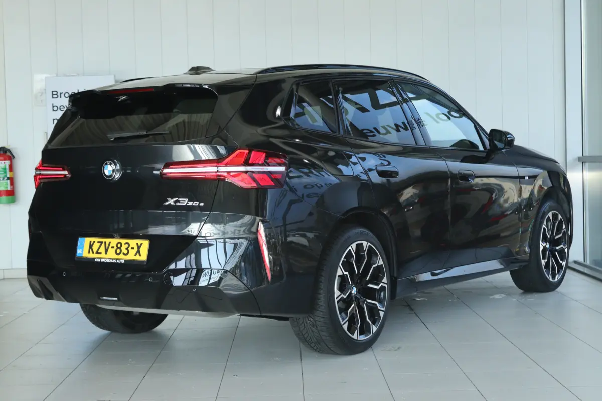 30e xDrive M-Sport | Harman & Kardon | Head-up | 360 Camera | Panoramadak | Stoelverwarming | Iconic Glow | Memory | Adaptief Led |